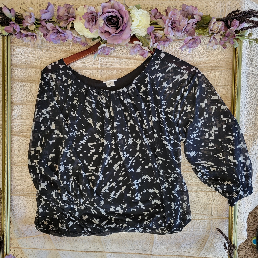 Jaclyn Smith Black and White Abstract Blouse